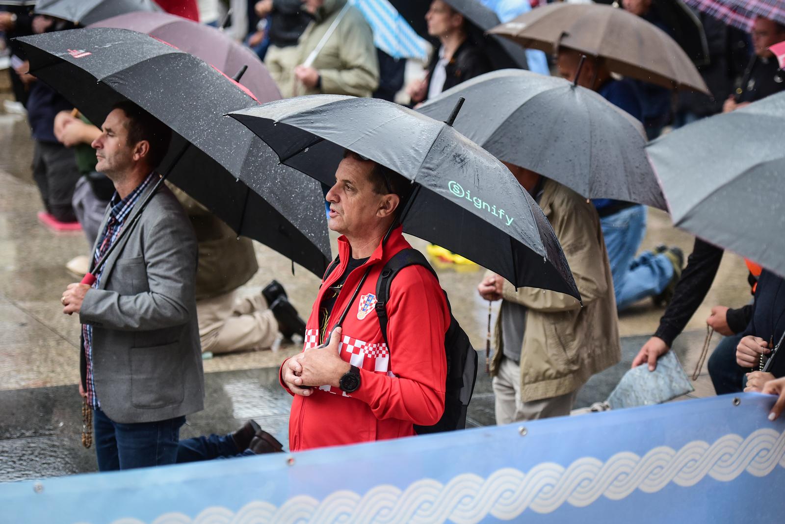 Zagreb: Molitelji na glavnom gradskom trgu Zagreb: Molitelji na glavnom gradskom trgu