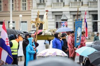 Zagreb: Molitelji na glavnom gradskom trgu