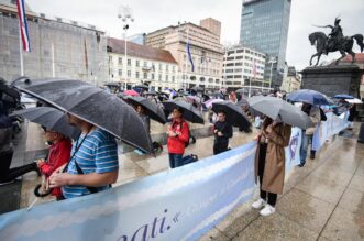 Zagreb: Molitelji na glavnom gradskom trgu