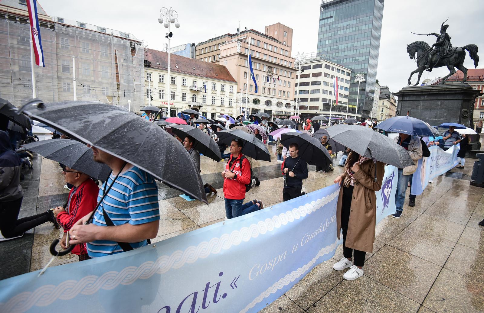Zagreb: Molitelji na glavnom gradskom trgu Zagreb: Molitelji na glavnom gradskom trgu