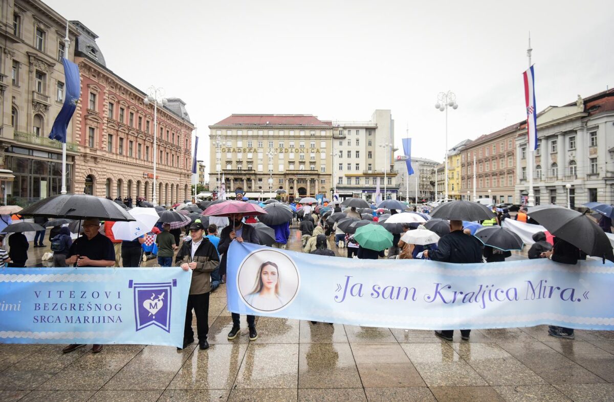 Zagreb: Molitelji na glavnom gradskom trgu