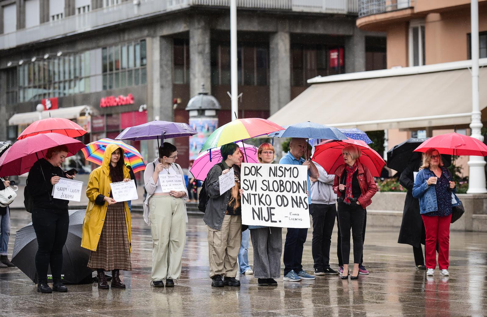 Zagreb: Prosvjed protiv molitelja na Trgu Zagreb: Prosvjed protiv molitelja na Trgu