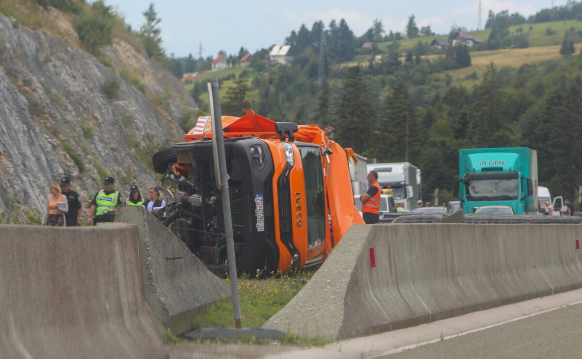 Teška prometna na autocesti A6, poginula dva radnika HAC-a