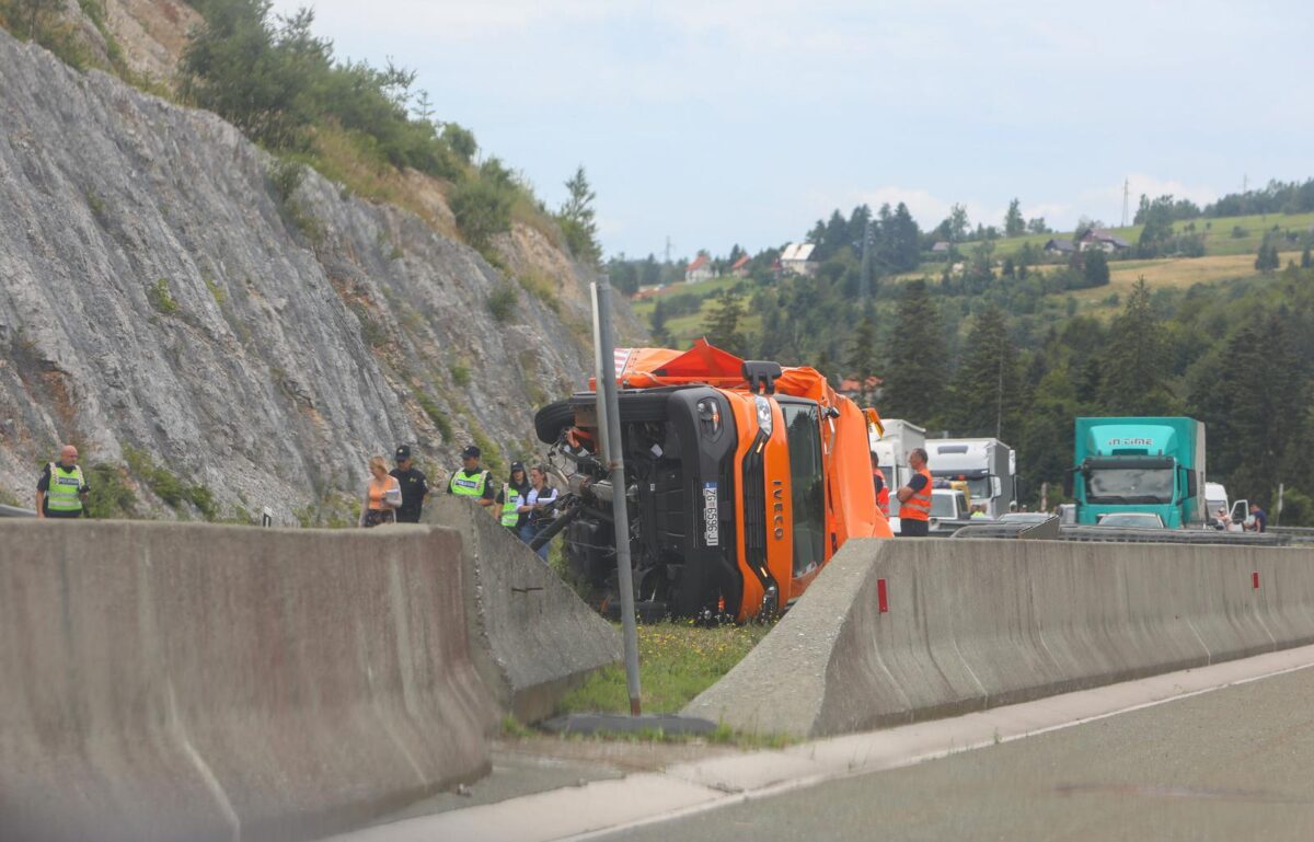 Teška prometna na autocesti A6, poginula dva radnika HAC-a