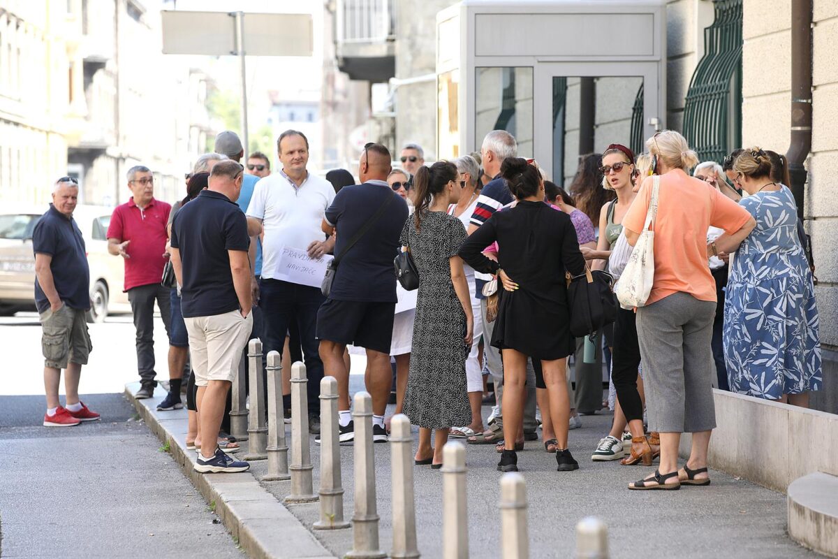 Zagreb: Roditelji navijača uhićenih u Ateni okupili se pred Ministarstvom vanjskih poslova