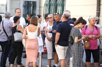 Zagreb: Roditelji navijača uhićenih u Ateni okupili se pred Ministarstvom vanjskih poslova