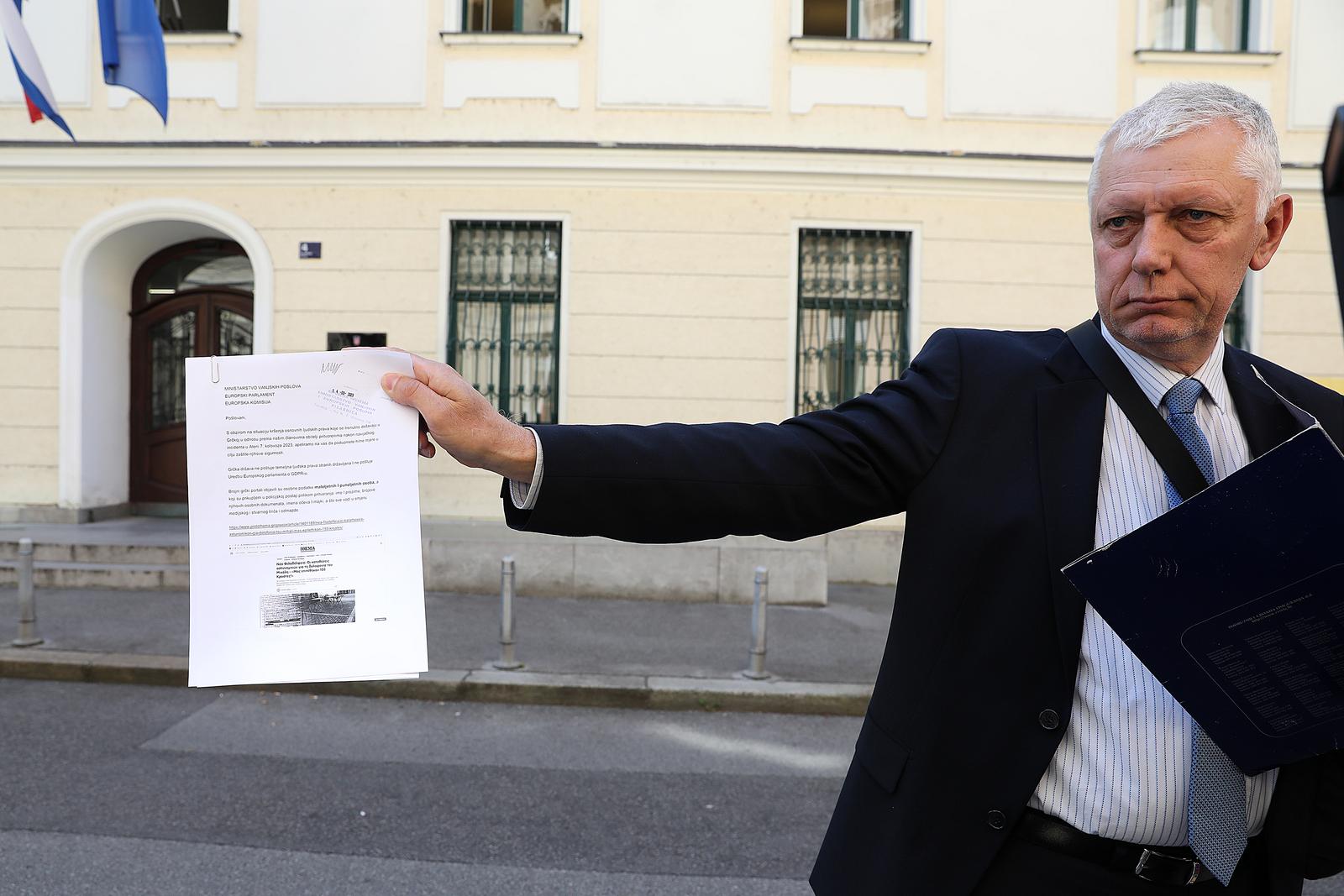 Zagreb: Roditelji navijača uhićenih u Ateni okupili se pred Ministarstvom vanjskih poslova Zagreb: Roditelji navijača uhićenih u Ateni okupili se pred Ministarstvom vanjskih poslova