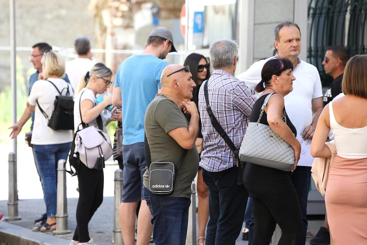 Zagreb: Roditelji navijača uhićenih u Ateni okupili se pred Ministarstvom vanjskih poslova