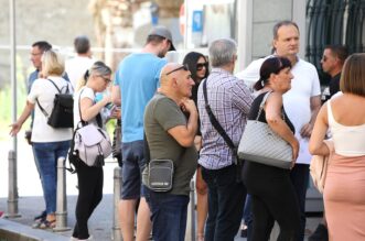 Zagreb: Roditelji navijača uhićenih u Ateni okupili se pred Ministarstvom vanjskih poslova