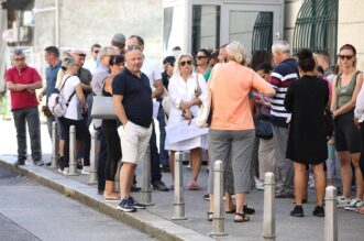 Zagreb: Roditelji navijača uhićenih u Ateni okupili se pred Ministarstvom vanjskih poslova