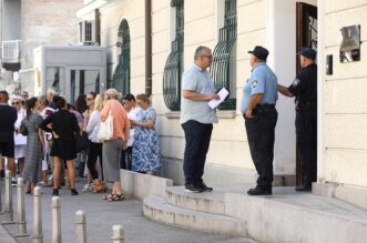 Zagreb: Roditelji navijača uhićenih u Ateni okupili se pred Ministarstvom vanjskih poslova