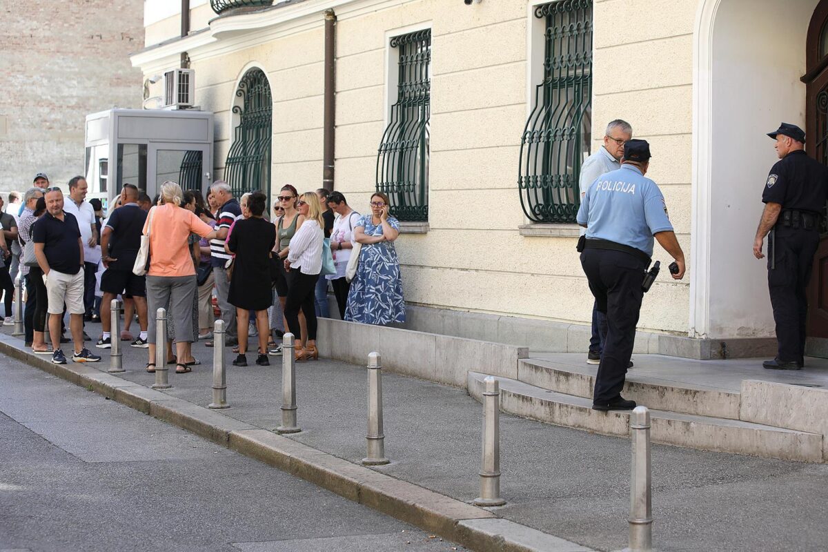 Zagreb: Roditelji navijača uhićenih u Ateni okupili se pred Ministarstvom vanjskih poslova