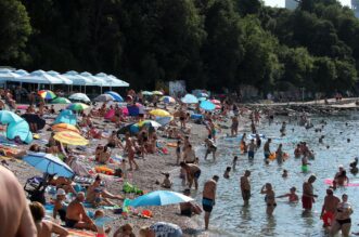 Rijeka: Plaža Kantrida puna je kupača