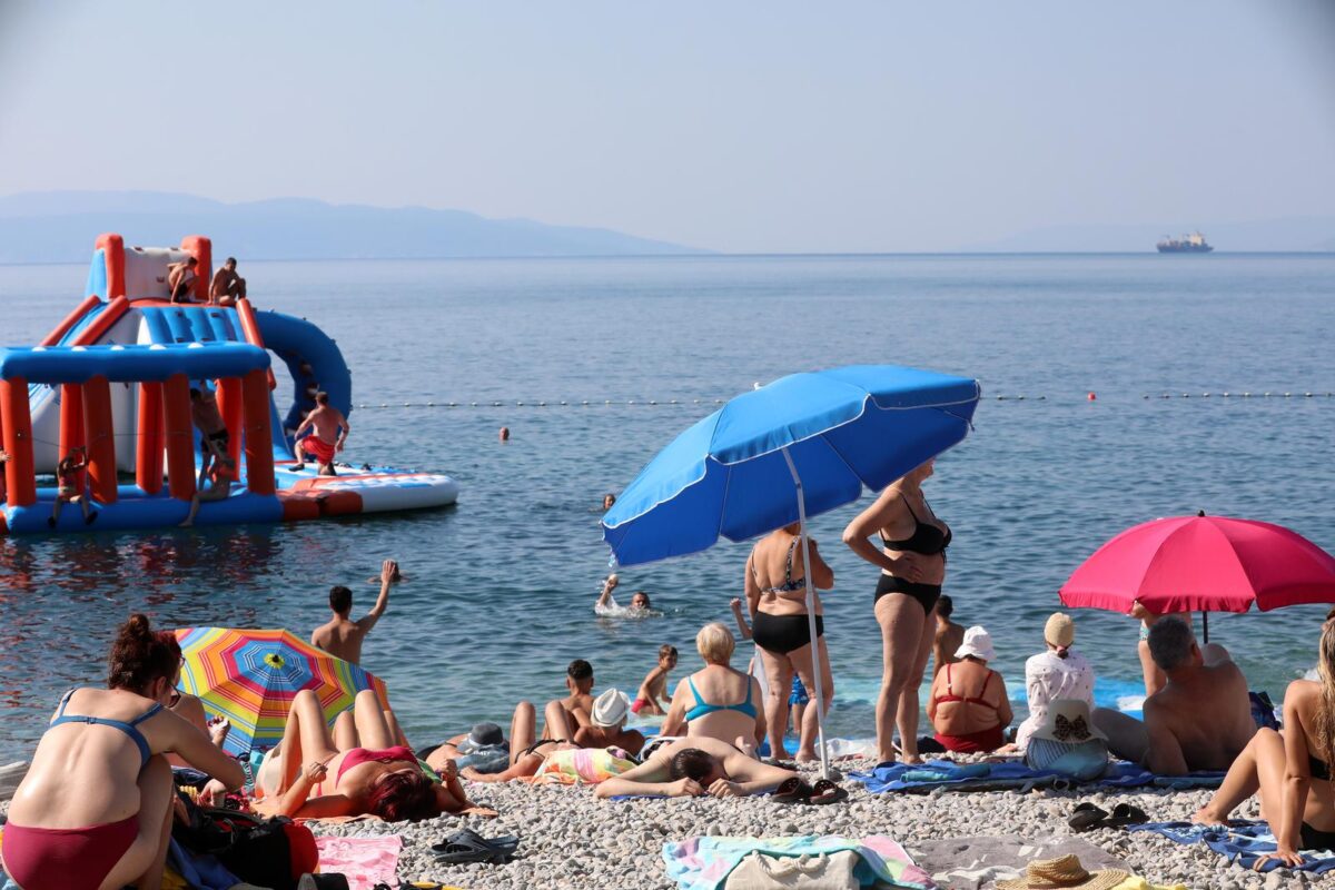 Rijeka: Plaža Kantrida puna je kupača