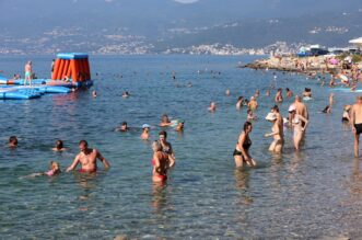 Rijeka: Plaža Kantrida puna je kupača