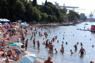 Rijeka: Plaža Kantrida puna je kupača