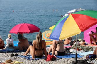 Rijeka: Plaža Kantrida puna je kupača