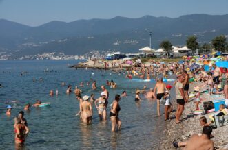 Rijeka: Plaža Kantrida puna je kupača