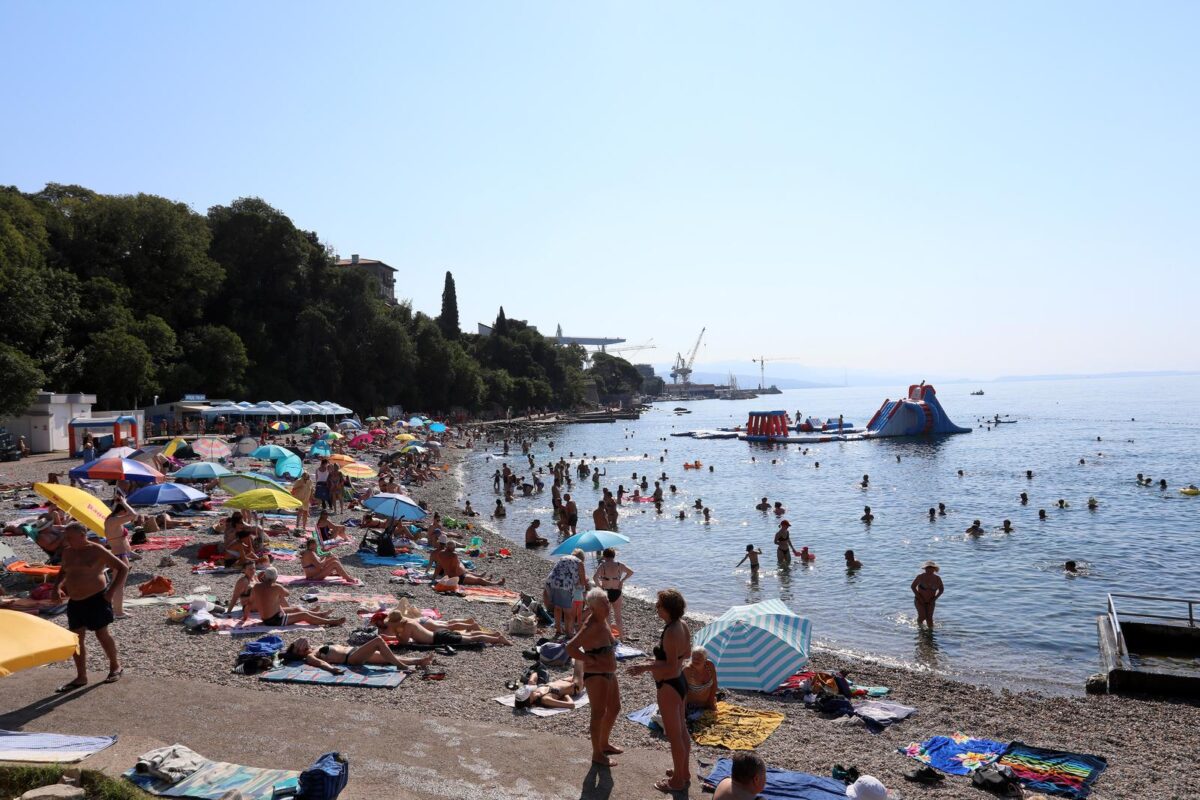 Rijeka: Plaža Kantrida puna je kupača