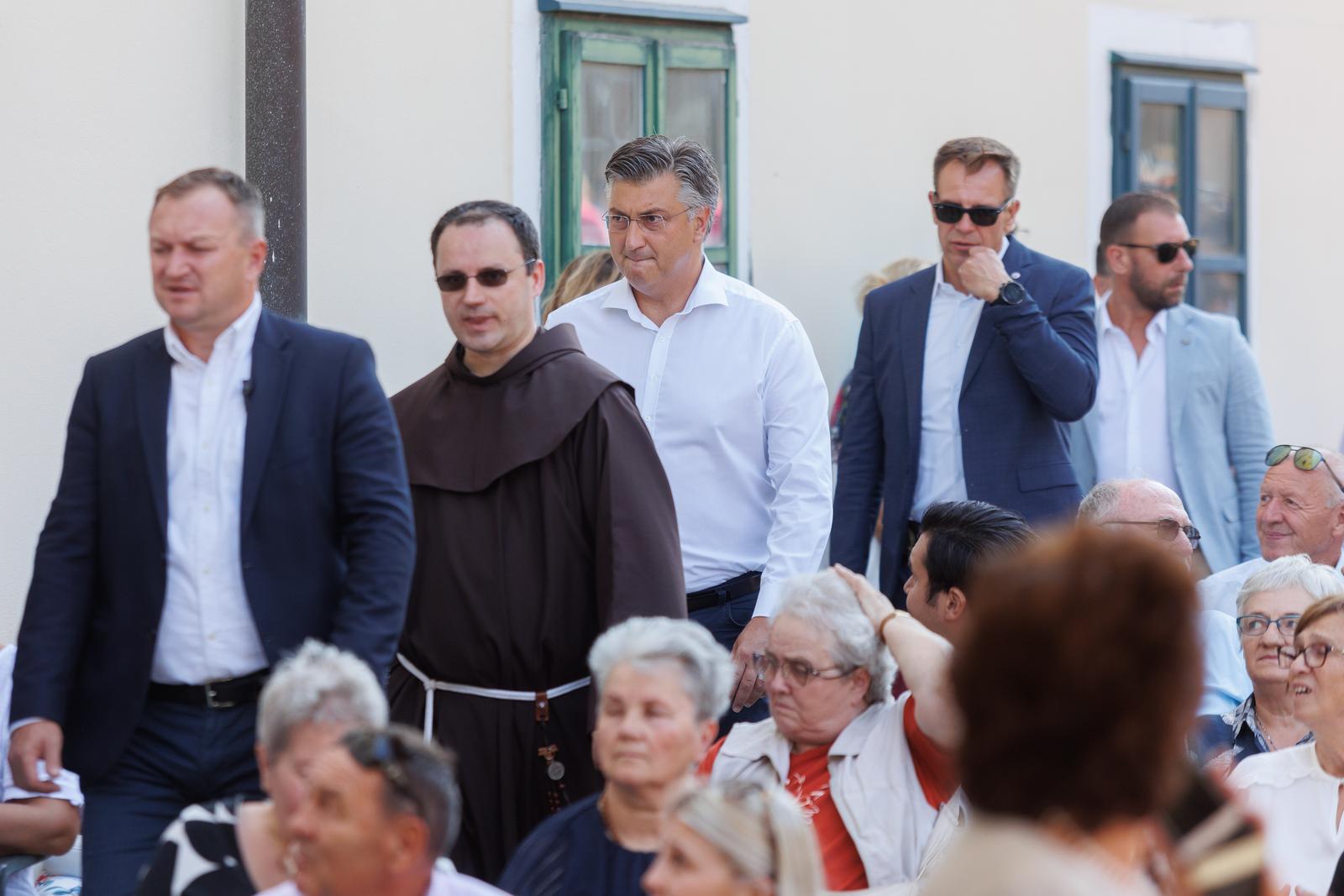 Andrej Plenković sudjelovao na svetoj misi na Trsatu povodom blagdana Velike Gospe Andrej Plenković sudjelovao na svetoj misi na Trsatu povodom blagdana Velike Gospe