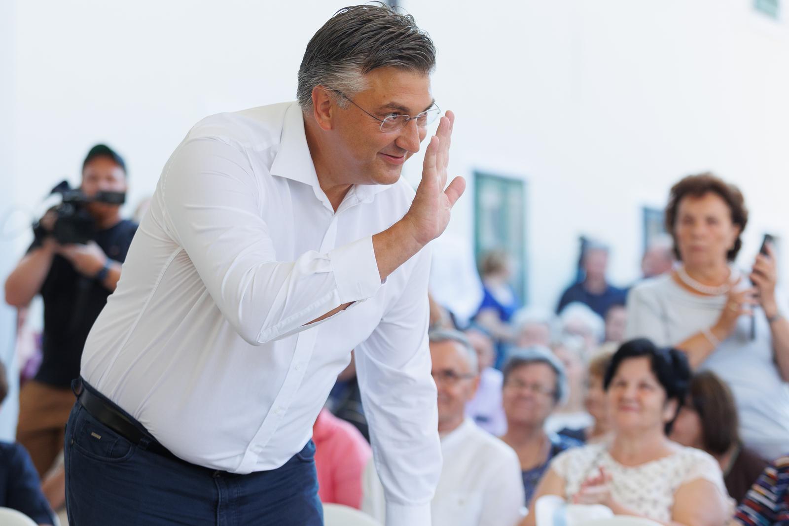 Andrej Plenković sudjelovao na svetoj misi na Trsatu povodom blagdana Velike Gospe Andrej Plenković sudjelovao na svetoj misi na Trsatu povodom blagdana Velike Gospe