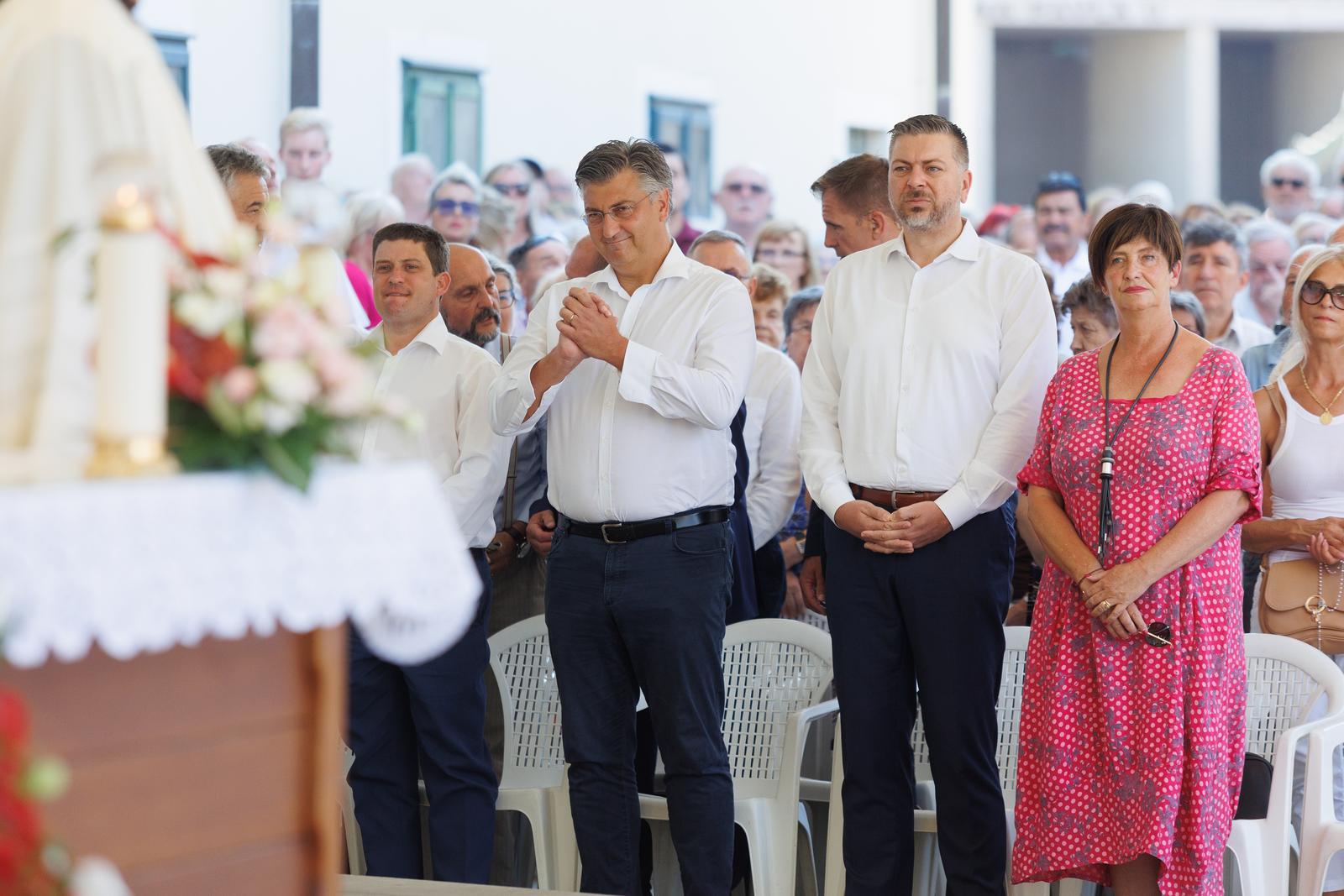 Andrej Plenković sudjelovao na svetoj misi na Trsatu povodom blagdana Velike Gospe Andrej Plenković sudjelovao na svetoj misi na Trsatu povodom blagdana Velike Gospe