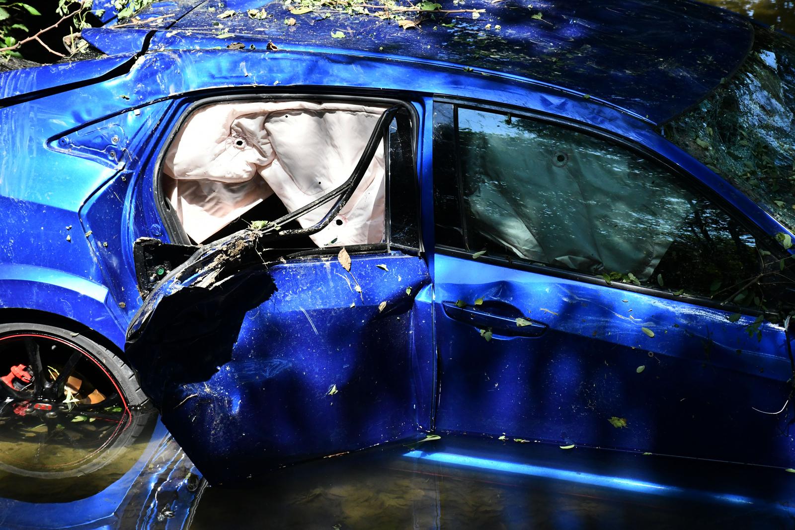 Trenkovo: Skrivio prometnu nesreću pa sletio u potok Veličanku, policija traga za počiniteljem Trenkovo: Skrivio prometnu nesreću pa sletio u potok Veličanku, policija traga za počiniteljem