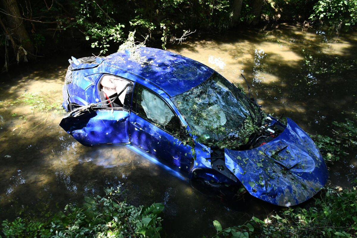Trenkovo: Skrivio prometnu nesreću pa sletio u potok Veličanku, policija traga za počiniteljem