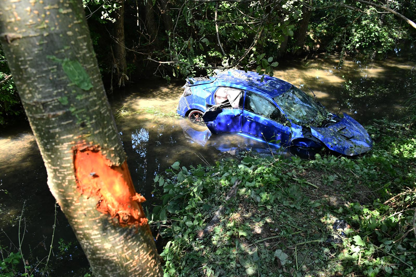 Trenkovo: Skrivio prometnu nesreću pa sletio u potok Veličanku, policija traga za počiniteljem Trenkovo: Skrivio prometnu nesreću pa sletio u potok Veličanku, policija traga za počiniteljem