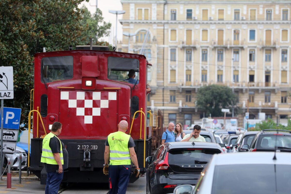 Rijeka: Osobno vozilo blokiralo prolaz vlaka putničkom obalom