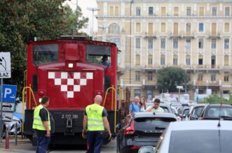 Rijeka: Osobno vozilo blokiralo prolaz vlaka putničkom obalom