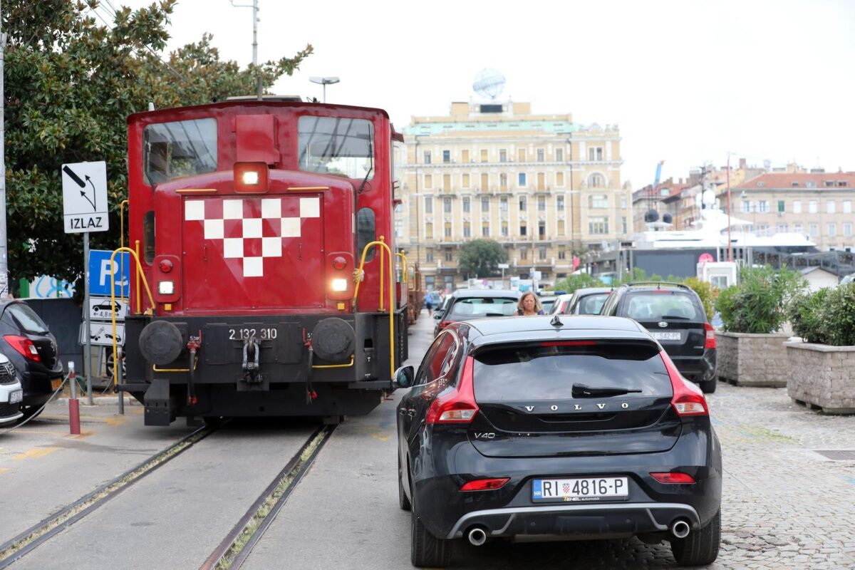 Rijeka: Osobno vozilo blokiralo prolaz vlaka putničkom obalom