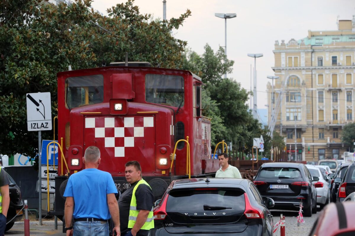 Rijeka: Osobno vozilo blokiralo prolaz vlaka putni?kom obalom