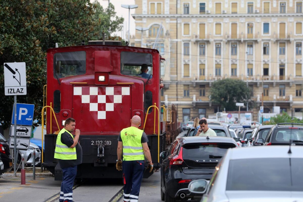 Rijeka: Osobno vozilo blokiralo prolaz vlaka putni?kom obalom