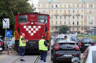 Rijeka: Osobno vozilo blokiralo prolaz vlaka putničkom obalom