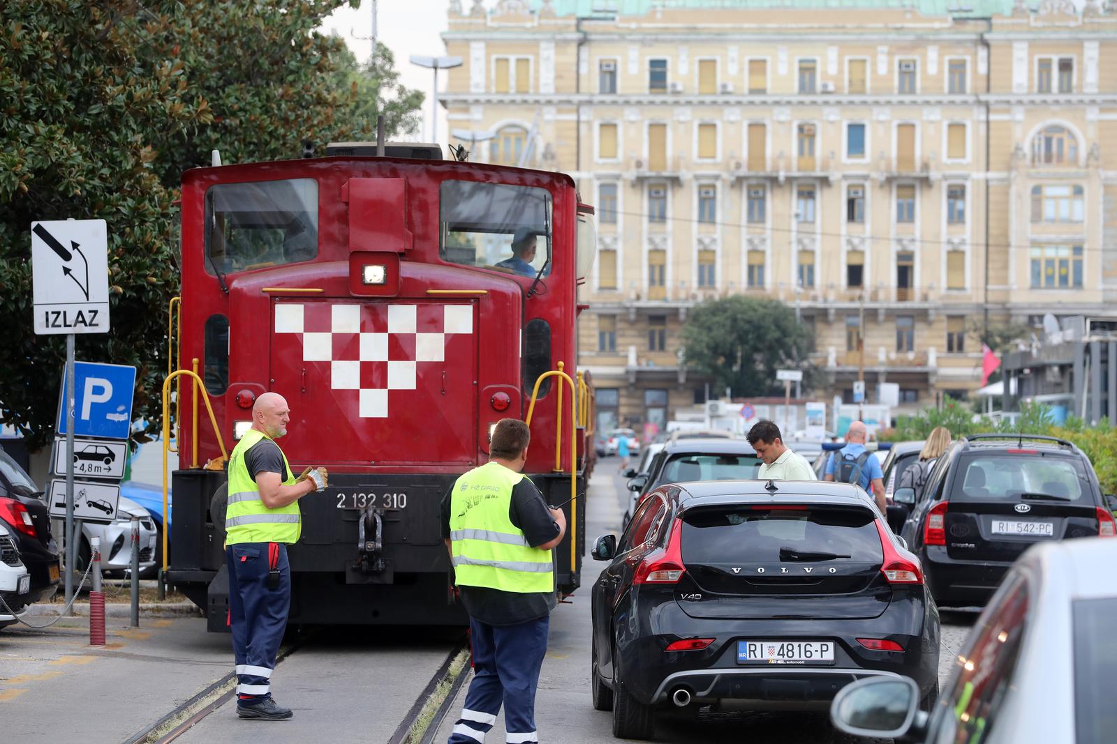 Rijeka: Osobno vozilo blokiralo prolaz vlaka putničkom obalom Rijeka: Osobno vozilo blokiralo prolaz vlaka putničkom obalom