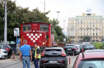 Rijeka: Osobno vozilo blokiralo prolaz vlaka putničkom obalom