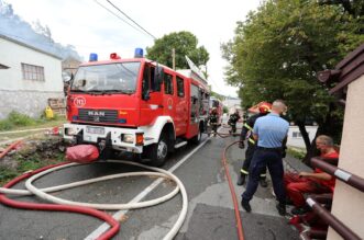 Hreljin: Vatrogasci i mjetani gase poar ku?e i ume