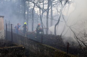 Hreljin: Vatrogasci i mještani gase požar kuće i šume