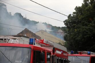 Hreljin: Vatrogasci i mjetani gase poar ku?e i ume