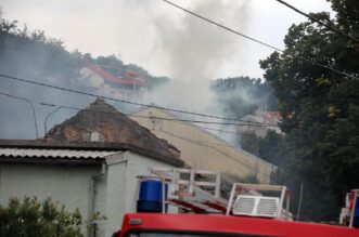 Hreljin: Vatrogasci i mještani gase požar kuće i šume