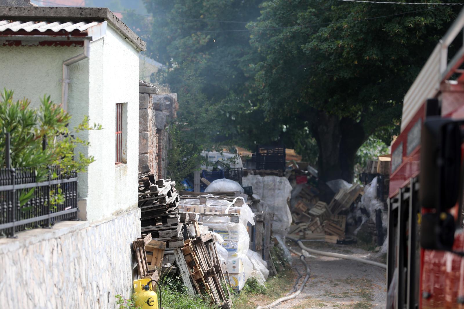 Hreljin: Vatrogasci i mjetani gase poar ku?e i ume