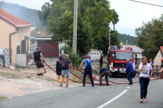 Hreljin: Vatrogasci i mjetani gase poar ku?e i ume