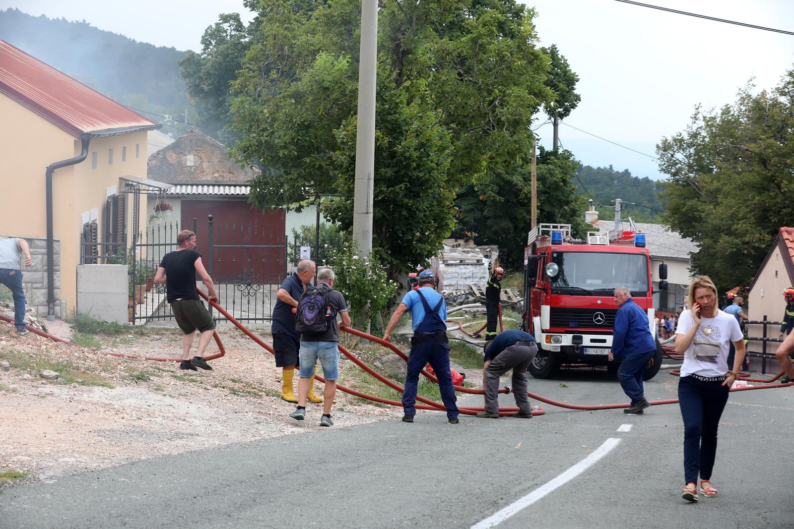 Hreljin: Vatrogasci i mjetani gase poar ku?e i ume