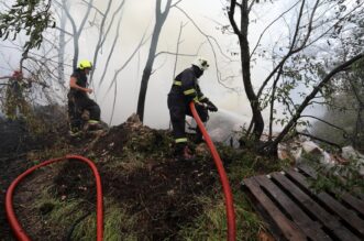 Hreljin: Vatrogasci i mjetani gase poar ku?e i ume