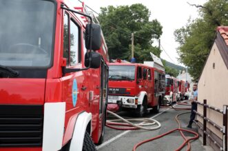 Hreljin: Vatrogasci i mjetani gase poar ku?e i ume