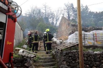 Hreljin: Vatrogasci i mještani gase požar kuće i šume