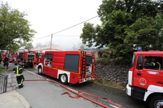 Hreljin: Vatrogasci i mještani gase požar kuće i šume