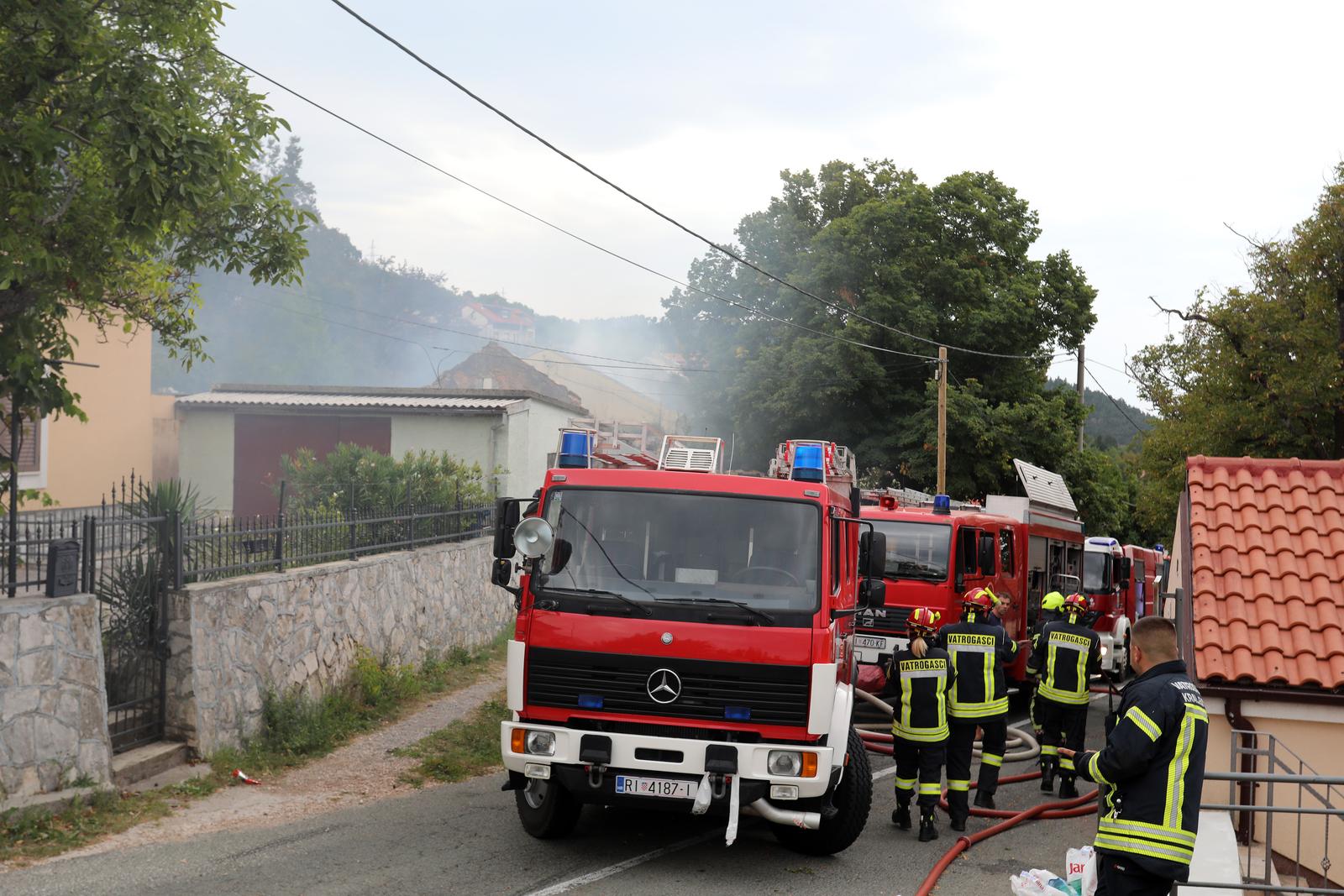 Hreljin: Vatrogasci i mjetani gase poar ku?e i ume