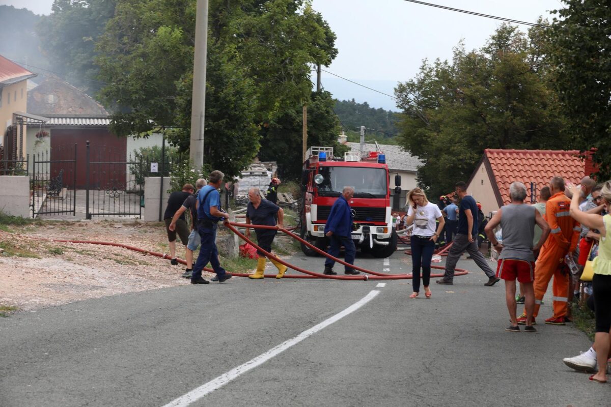 Hreljin: Vatrogasci i mještani gase požar kuće i šume
